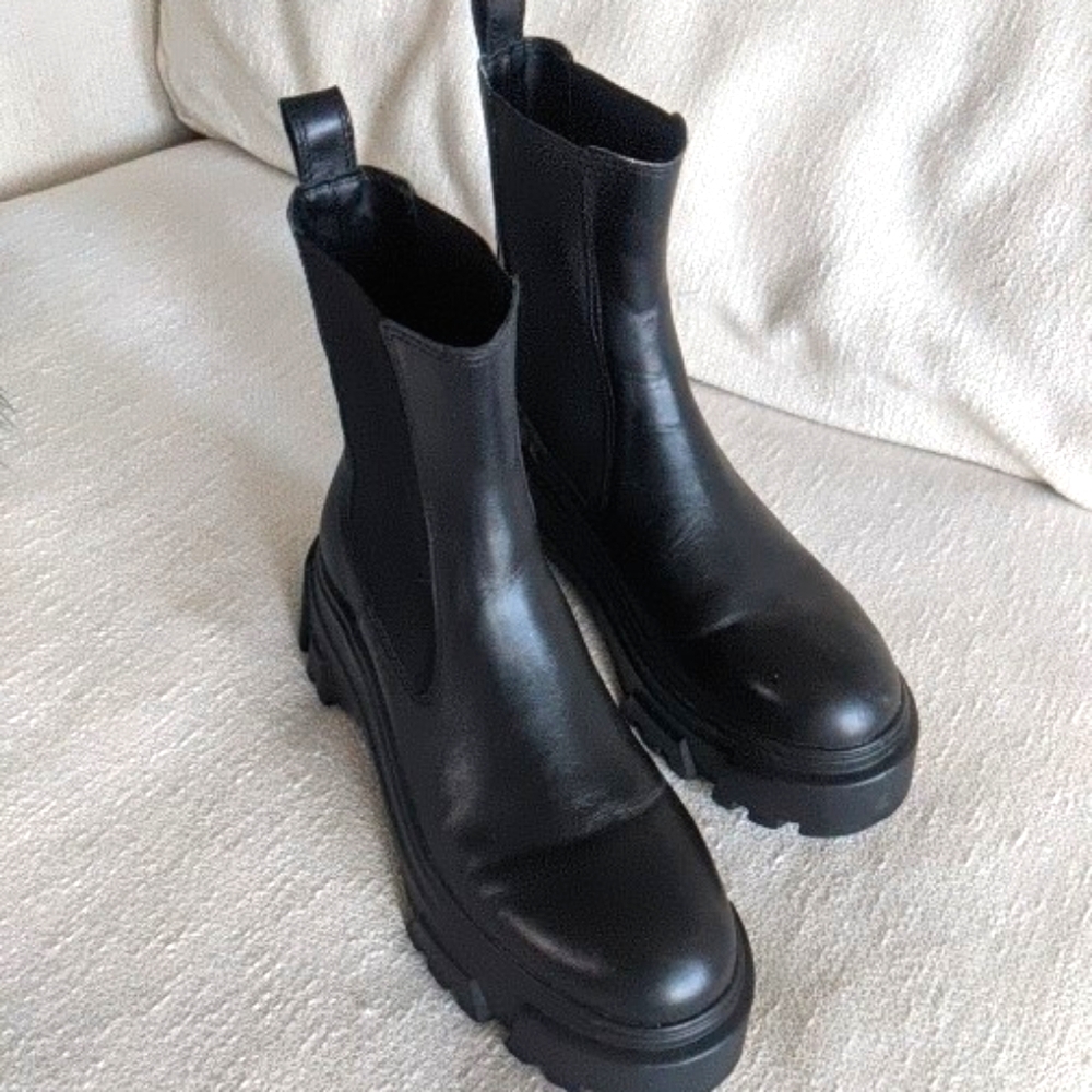 TRACK SOLE LEATHER ANKLE BOOT